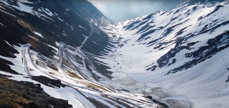Road Gaps mit Bene Mayr &amp; Markus Eder | Freestyle Skiing auf dem Stilfser Joch Pass